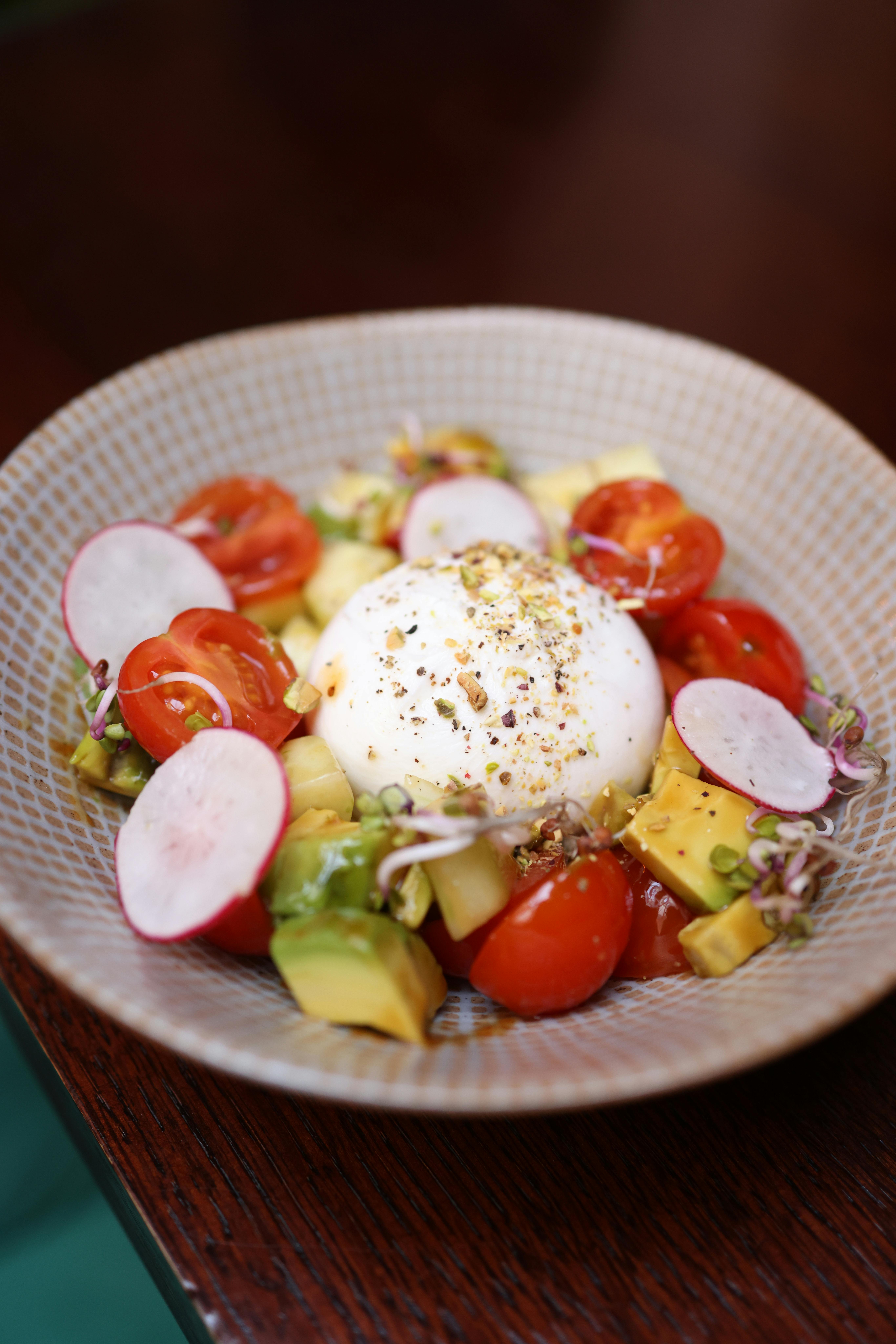 Gurme lezzet; Avakadolu Burrata Salatası